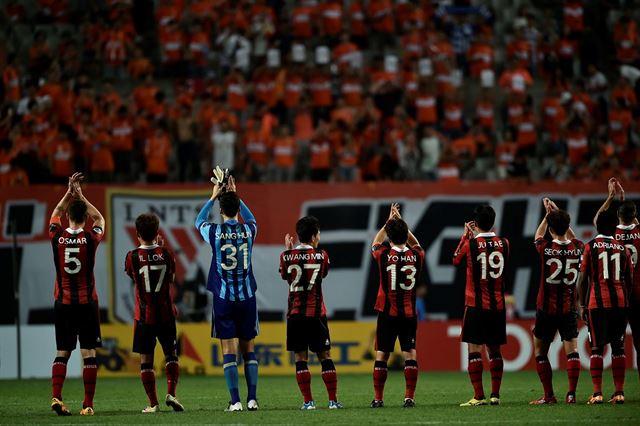 전북과 서울이 나란히 아시아축구연맹(AFC) 4강에 올라 맞대결을 펼친다. 사진은 승리한 뒤 팬들에게 인사하는 서울 선수들. 프로축구연맹 제공