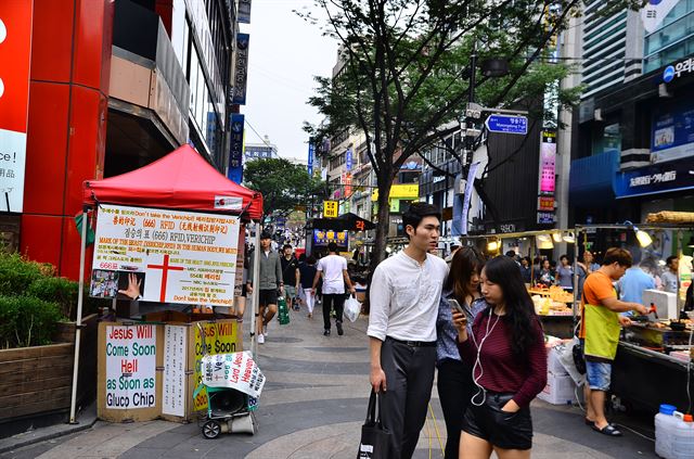 명동예술극장 앞에 설치된 작은 천막. 예수를 믿으라는 거리 전도가 목적이다.