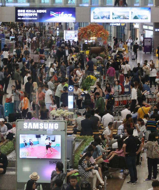 추석 연휴 마지막 날인 18일 인천국제공항 입국장이 귀국인파로 붐비고 있다. 연합뉴스