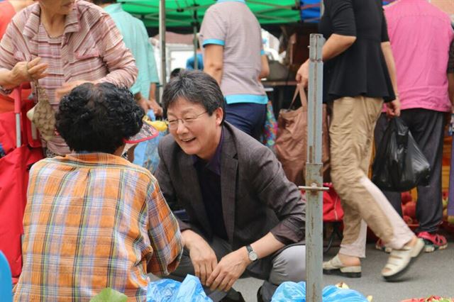 유승민 새누리당 의원이 추석 연휴 지역구 내 전통시장에서 상인들과 만나 대화하고 있다. 유승민 페이스북