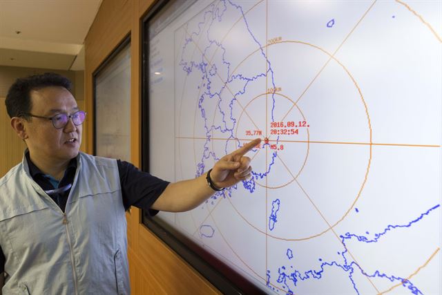 경북 경주시 남서쪽 9㎞ 지역에서 규모 5.1지진이 발생한 12일 오후 서울 동작구 기상청 국가지진화산센터에서 관계자가 자료를 설명하고 있다. 연합뉴스