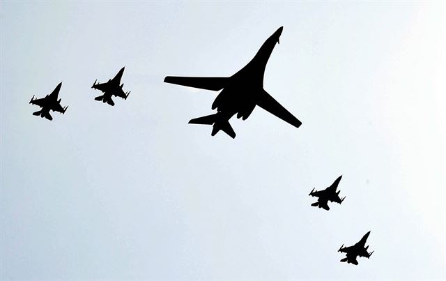 북한의 5차 핵실험에 대응해 지난 13일 미국의 전략폭격기 B-1B가 한반도 상공에 출격해 F-16의 호위를 받으며 비행하고 있는 모습. 미국에서 대북 선제 타격론이 거론된 것으로 알려지면서 국내에서 우려의 목소리가 커지고 있다. 뉴시스