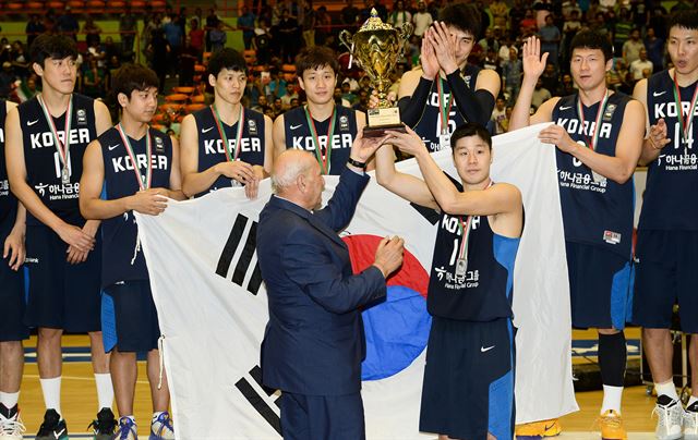 19일 이란 테헤란에서 끝난 2016 국제농구연맹(FIBA) 아시아 챌린지에서 준우승한 한국 남자농구 대표팀 선수들이 시상식에 참석해 기념 촬영을 하고 있다. 대한민국농구협회 제공