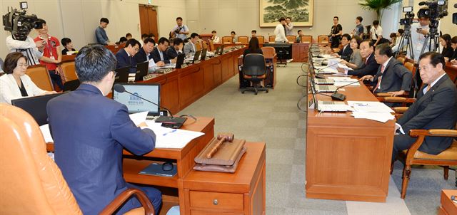 19일 국회에서 열린 정치발전특별위원회에서 김세연 위원장이 소위원회 별로 논의된 의제를 토대로 정치 발전과제에 대한 전체회의를 진행하고 있다. 오대근 기자 inliner@hankookilbo.com