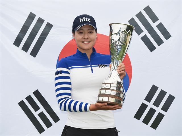 전인지(하이트진로)가 18일(한국시각) 프랑스 에비앙 레 뱅의 에비앙 리조트GC에서 열린 메이저대회 에비앙 챔피언십에서 우승을 차지한 후 태극기를 배경으로 우승트로피를 들어보이고 있다. LPGA 제공