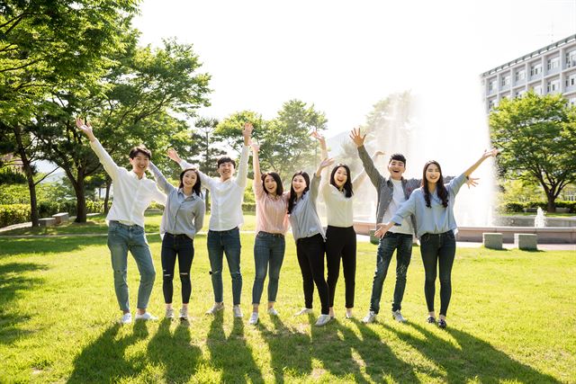 창신대학교는 2017학년도 수시모집에서 추천자 및 일반계고교, 특성화고교 전형 등으로 481명을 선발한다. 문ㆍ이과 교차지원이 가능하고 2개 이상 모집단위나 다른 전형을 통한 복수지원이 허용되는 점이 특징이다. 창신대 제공