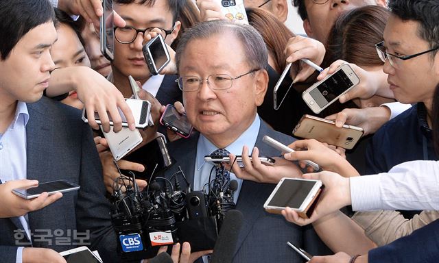 대우조선해양 비리 의혹에 연루돼 피의자 신분으로 검찰에 소환된 강만수(가운데) 전 산업은행장이 19일 서울 서초동 서울고검에 들어서기 전 취재진 질문에 답하고 있다. 배우한 기자 bwh3140@hankookilbo.com