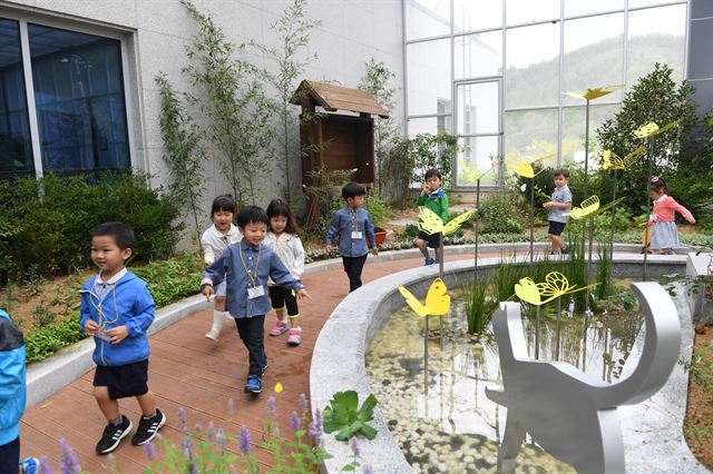 19일 오전 대구 봉무공원 내 나비누리관을 찾은 어린이들이 내부를 사전견학하고 있다. 대구 동구청 제공