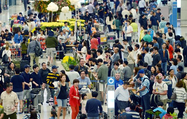 18일 인천국제공항 입국장이 귀국객들로 붐비고 있다. 홍인기 기자