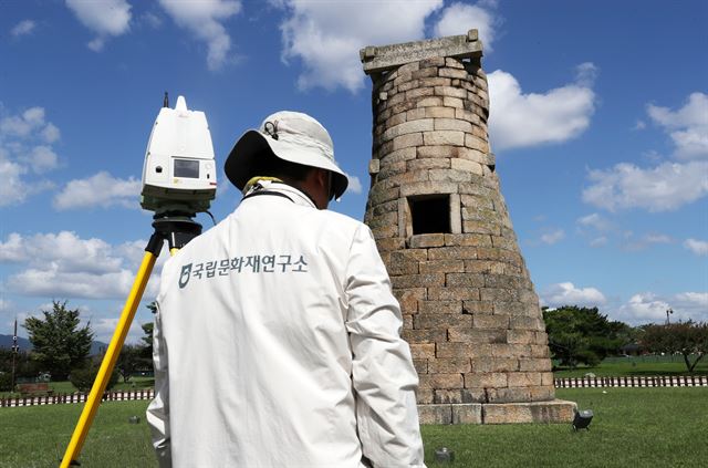 국립문화재연구소 관계자가 20일 오전 경주 첨성대에서 규모 4.5의 여진에 따른 피해 유무를 점검하고 있다.연합뉴스