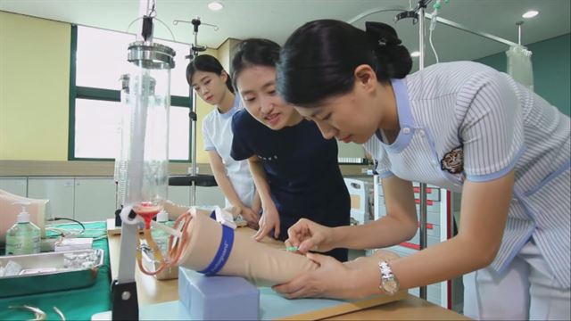 창원문성대는 특화한 산업현장 맞춤형 교육과 전교생이 장학혜택을 받는 열린장학제도 등을 통해 ‘취업걱정 없는 대학’으로 정평이 나있다. 사진은 간호과 학생들의 실습 장면. 창원문성대 제공