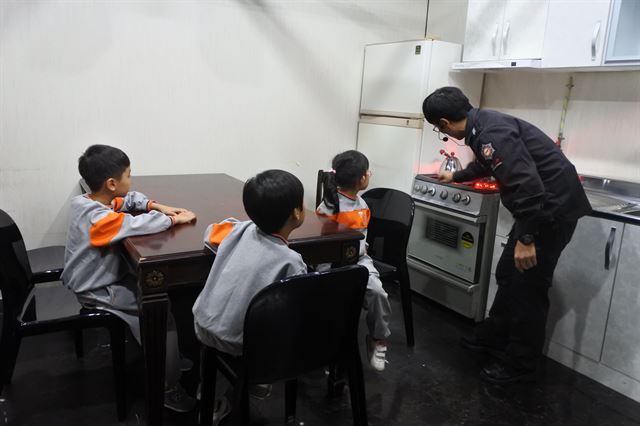 청도군 내 병설유치원에 다니는 어린이들이 20일 대구시민안전테마파크에서 실내 지진체험을 위한 안내를 받고 있다. 배유미기자 yum@hankookilbo.com