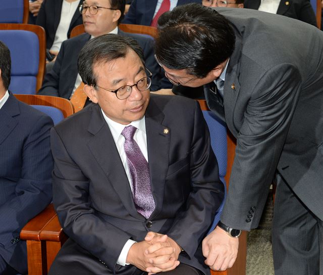 새누리당 이정현 대표와 정진석 원내대표가 20일 오전 국회에서 열린 의원총회에서 귀엣말을 나누고 있다. 오대근기자 inliner@hankookilbo.com