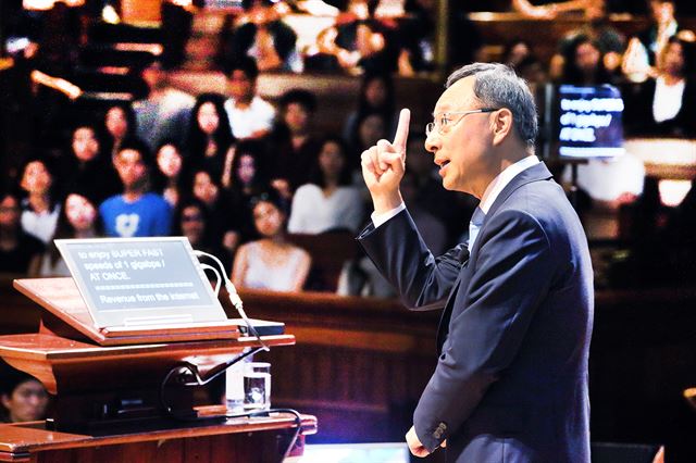 황창규 KT 회장이 20일 오후 미국 보스턴 하버드대 메모리얼홀에서 KT가 주도하는 ‘지능형 네트워크’ 혁신사례를 설명하고 있다. KT