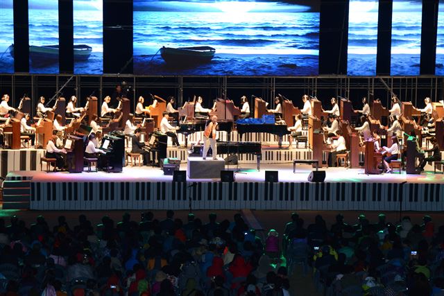 지난해 열린 '달성 피아노 100대 콘서트' 공연 장면. 달성문화재단 제공.