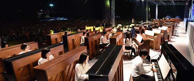 지난해 열린 '달성 피아노 100대 콘서트' 공연 장면. 달성문화재단 제공.