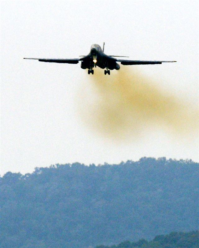 미군 B-1B 전략폭격기가 21일 오후 경기 평택 오산비행장 상공을 날고 있는 모습. 평택=홍인기 기자