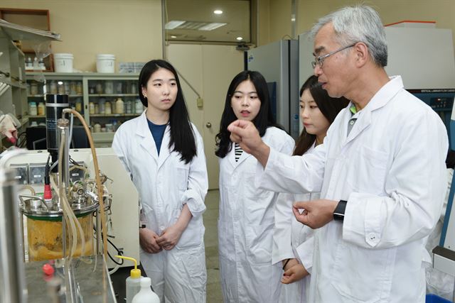 선문대 BT융합제약공학과 여학생이 지도교수의 제약실험 설명을 듣고 있다. 선문대 제공