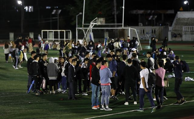 지난 19일 규모 4.5의 여진이 발생하자 경북 경주시 석장동 동국대학교 학생들이 학교 운동장으로 대피 하고 있는 모습. 연합뉴스