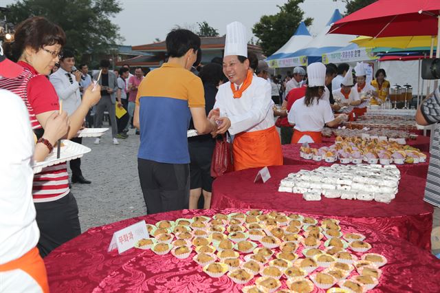 지난해 열린 무화과 축제기간에 전동평 영암군수가 요리사로 변신 관광객에게 무화과 요리를 홍보하고 있다.