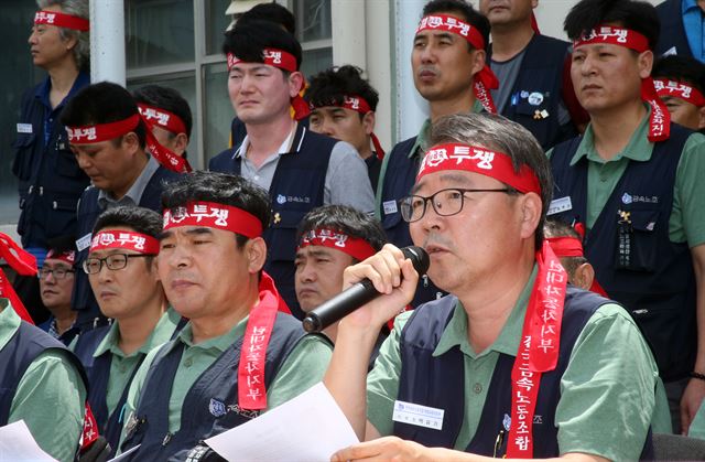 현대자동차 박유기 노조위원장(오른쪽)이 지난 7월 5일 노조사무실 앞에서 협상결렬과 향후 투쟁일정을 기자들에게 설명하고 있다. 연합뉴스 제공