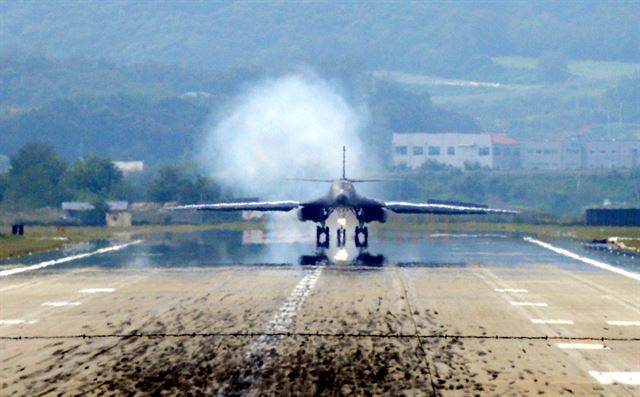 미군 B-1B 전략폭격기가 21일 오후 경기 평택 오산비행장에 착륙하고 있다. 평택=홍인기 기자