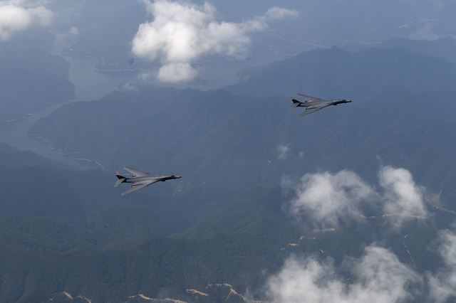 미 전략폭격기 B-1B가 21일 오후 경기도 평택시 주한미군 오산공군기지 상공에서 비행하고 있다. 공군 제공