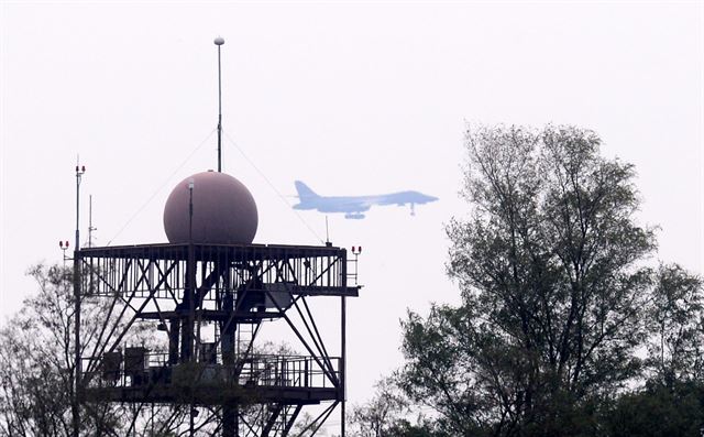 미군 B-1B 전략폭격기가 21일 오후 경기 평택 오산 기지 상공을 선회하고 있다. 평택=홍인기 기자