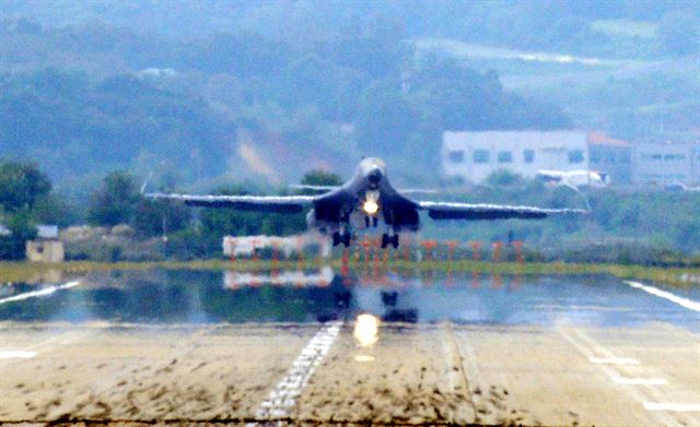 미군 B-1B 전략폭격기가 21일 오후 경기 평택 오산비행장에 착륙하고 있다. 평택=홍인기 기자