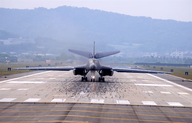 미군 B-1B 전략폭격기가 21일 오후 경기 평택 오산비행장에 착륙하고 있다. 평택=홍인기 기자