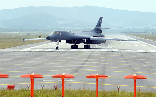 미군 B-1B 전략폭격기가 21일 오후 경기 평택 오산비행장에 착륙해 이동하고 있다. 평택=홍인기 기자