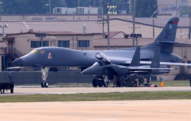 미군 B-1B 전략폭격기가 21일 오후 경기 평택 오산비행장에 착륙해 이동하고 있다. 앞에는 한국 공군의 F-15K. 평택=홍인기 기자