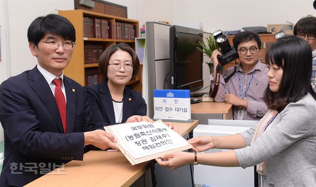 박완주(왼쪽) 더불어민주당 원내수석부대표와 추혜선 정의당 의원이 21일 국회 의안과에 김재수 농림부 장관 해임건의안을 제출하고 있다. 배우한 기자