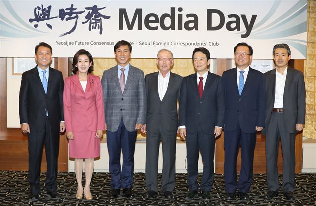 21일 오후 서울 중구 프레스센터에서 열린 여시재 기자간담회에서 참석자들이 기념촬영을 하고 있다. 왼쪽부터 이광재 운영부위원장, 새누리당 나경원 의원, 안희정 충남지사, 이헌재 이사장, 남경필 경기지사, 더불어민주당 김부겸 의원, 이창호 외신기자클럽 회장. 연합뉴스