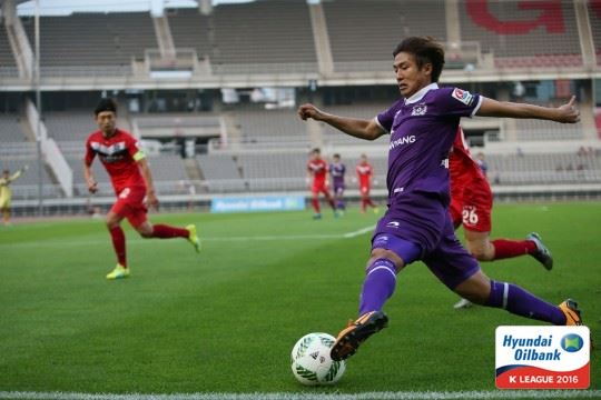 지난 7월 30일 고양 자이크로FC가 홈구장 고양종합운동장에서 FC안양과 경기하는 모습. 선수들 뒤로 관중석이 텅 비어 있다. 프로축구연맹 제공