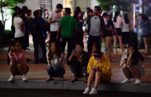 경북 경주에서 규모 5.1과 5.8의 지진이 잇따라 발생하면서 부산지역에서도 건물이 흔들릴 정도의 지진동이 나타나 시민들이 불안에 떨었다. 이날 오후 부산 남구 부경대 대연캠퍼스 기숙사 앞에서 외국인 유학생들이 지진동이 발생하자 건물 밖으로 대피해 있다. 뉴시스