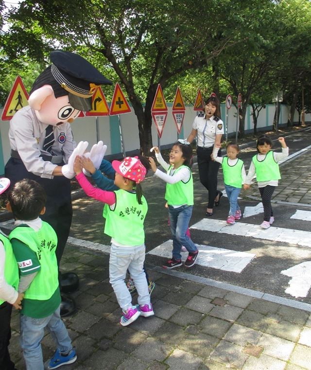 어린이들이 횡단보도 안전하게 건너기 체험을 하고 있다. 경산경찰서 제공