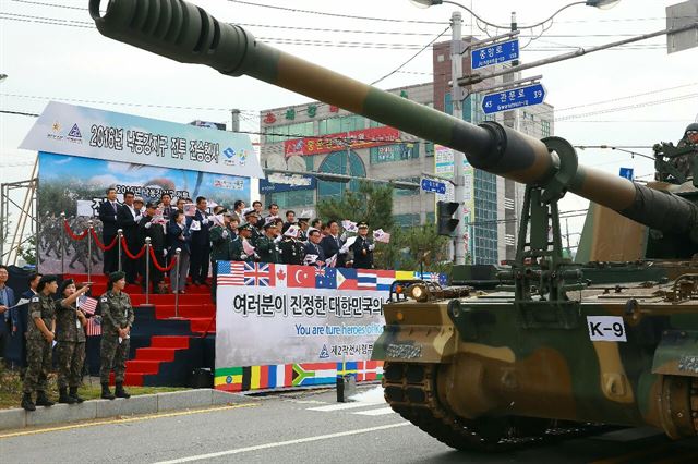 22일 경북 칠곡군 왜관읍에서 열린 낙동강 지구 전승기념 행사에서 행사관계자와 일반시민 등이 시가행진에 나선 K9자주포를 지켜보고 있다. 칠곡군 제공