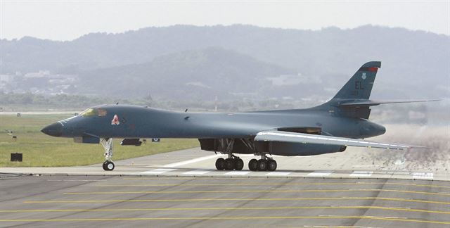 미군 B-1B 전략폭격기가 21일 경기 평택 오산비행장에 착륙해 이동하고 있는 모습. B-1B는 5차 핵실험을 감행한 북한에 대한 군사적 압박을 위해 한반도에 전개했다. 평택=홍인기 기자