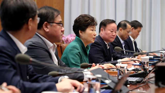 박근혜 대통령이 22일 청와대 수석비서관회의를 주재하고 있다. 연합뉴스