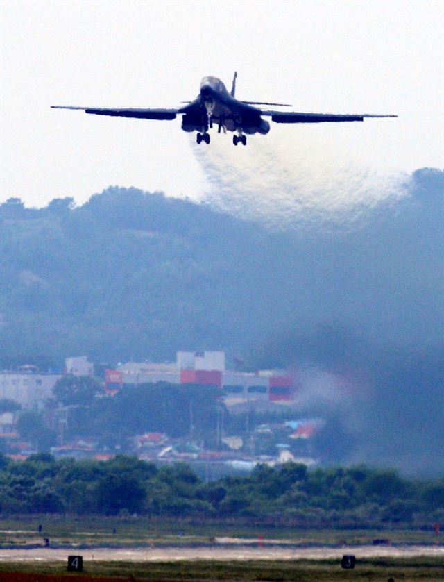 미군의 B-1B 전략폭격기가 21일 경기 평택 오산비행장에 착륙을 시도하고 있다. 평택=홍인기 기자