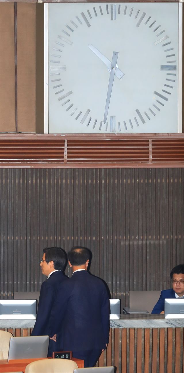 황교안 국무총리(왼쪽)가 김재수 농림축산식품부 장관 해임안에 대한 여야 대치 상황으로 23일 오전 국회 본회의장에서 열릴 예정이었던 교육·사회 분야 대정부질문이 오후로 연기되면서 본회의장을 떠나고 있다. 연합뉴스