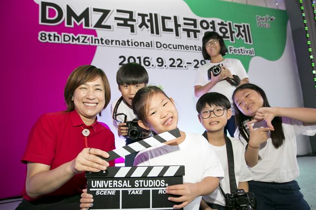 경기 파주시 비무장지대(DMZ) 대성동초등학교 학생들이 제작한 단편영화 '통일에 관한 짧은 필름' 촬영을 마치고 KT IT 서포터즈와 함께 기념촬영하고 있다.