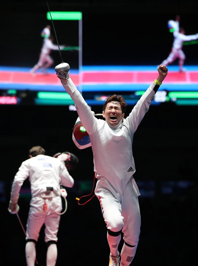 박상영이 지난 8월 10일(한국시간) 브라질 리우데자네이루 바하 올림픽파크 카리오카 경기장에서 열린 펜싱 남자 에페 결승전에서 승리한 뒤 환호하고 있다. 리우데자네이루=올림픽사진공동취재단