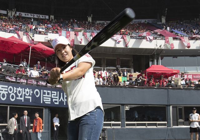 전인지가 시타에 앞서 취재진의 요청에 배트를 휘두르고 있다. 연합뉴스