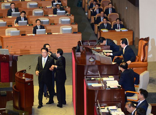 23일 국회 본회의장에서 새누리당 정진석 원내대표가 정세균 국회의장에게 국무위원 식사를 이유로 정회를 요구하며 항의하고 있다. 오대근 기자 inliner@hankookilbo.com