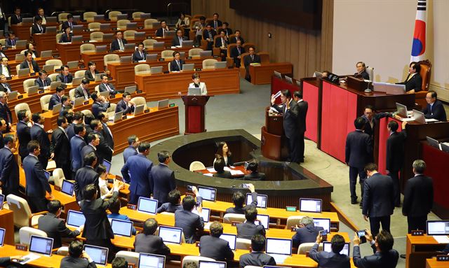 정세균 국회의장이 24일 자정을 앞두고 국회에서 열린 본회의에서 날짜 변경으로 인한 본회의 차수 변경을 선포하자 새누리당 정진석 원내대표를 비롯한 의원들이 항의하고 있다. 야당의원들은 김재수 농림축산식품부 장관 해임건의안에 대한 투표를 진행했다. 연합뉴스