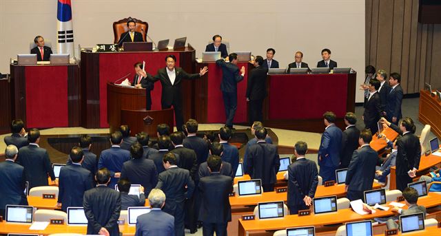 23일 국회 본회의장 정세균 의장이 차수변경 후 해임안 상정하려 하자 정진석 원내대표가 항의하고 있다. 오대근 기자 inliner@hankookilbo.com