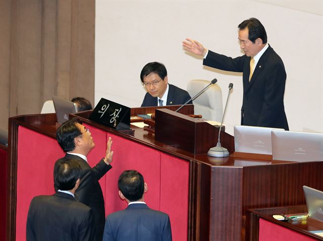 김재수 농림축산식품부 장관의 해임건으로 여야가 대치하고 있는 23일 밤 국회에서 열린 교육, 사회, 문화분야 대정부질문 도중 새누리당 정진석 원내대표가 정세균 국회의장과 황교안 국무총리 등 국무위원의 식사시간을 이유로 정회를 요구하며 설전을 벌이고 있다. 연합뉴스