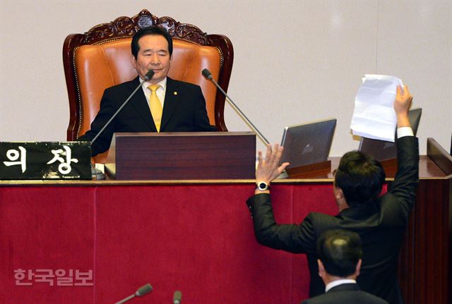 정세균 국회의장이 23일 자정 전 본회의 차수 변경을 선포하자 정진석 새누리당 원내대표가 강하게 항의하고 있다. 오대근 기자